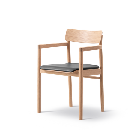 Post Esszimmerstuhl hell geölt Eiche, Sitz gepolstert max 98 schwarz Leder von Fredericia Furniture - 1 - Jacobsen Plus