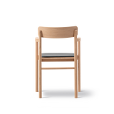 Post Esszimmerstuhl hell geölt Eiche, Sitz gepolstert max 98 schwarz Leder von Fredericia Furniture - 3 - Jacobsen Plus