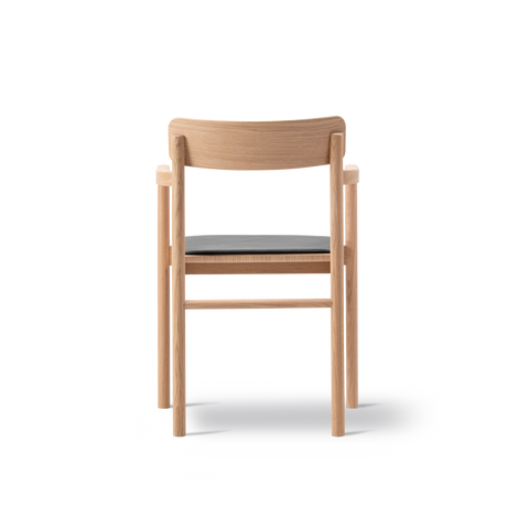 Post Esszimmerstuhl hell geölt Eiche, Sitz gepolstert max 98 schwarz Leder von Fredericia Furniture - 3 - Jacobsen Plus
