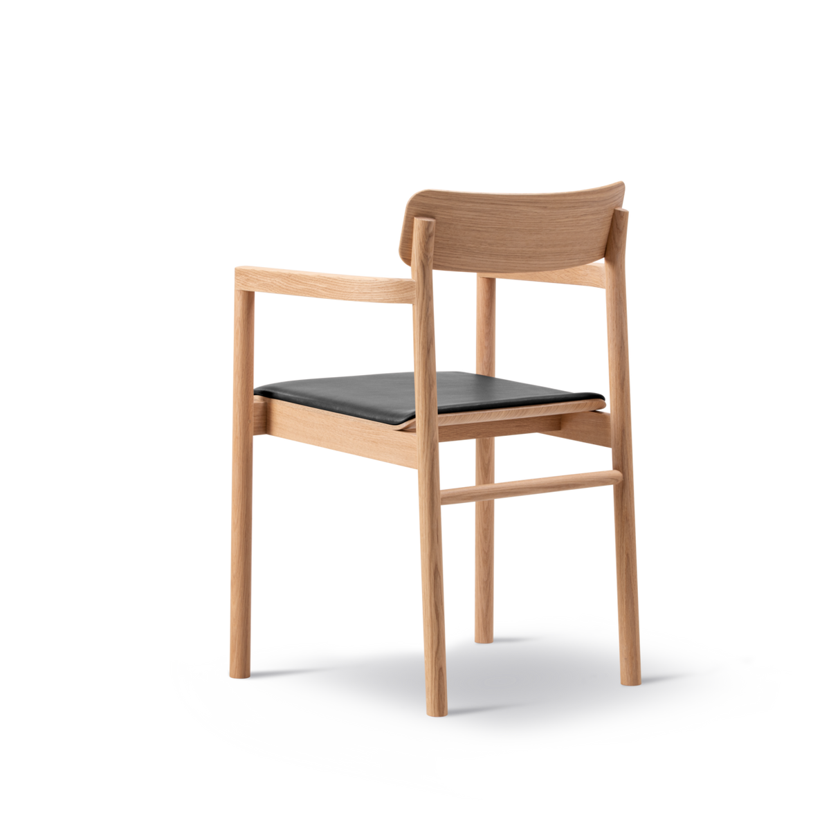 Post Esszimmerstuhl hell geölt Eiche, Sitz gepolstert max 98 schwarz Leder von Fredericia Furniture - 2 - Jacobsen Plus