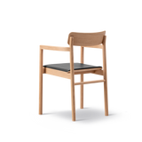 Post Esszimmerstuhl hell geölt Eiche, Sitz gepolstert max 98 schwarz Leder von Fredericia Furniture - 2 - Jacobsen Plus