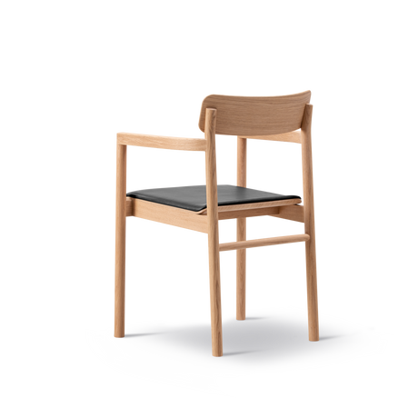 Post Esszimmerstuhl hell geölt Eiche, Sitz gepolstert max 98 schwarz Leder von Fredericia Furniture - 2 - Jacobsen Plus