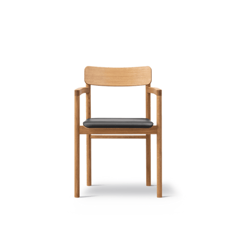 Post Esszimmerstuhl geölt Eiche, Sitz gepolstert omni 301 schwarz Leder von Fredericia Furniture - 2 - Jacobsen Plus