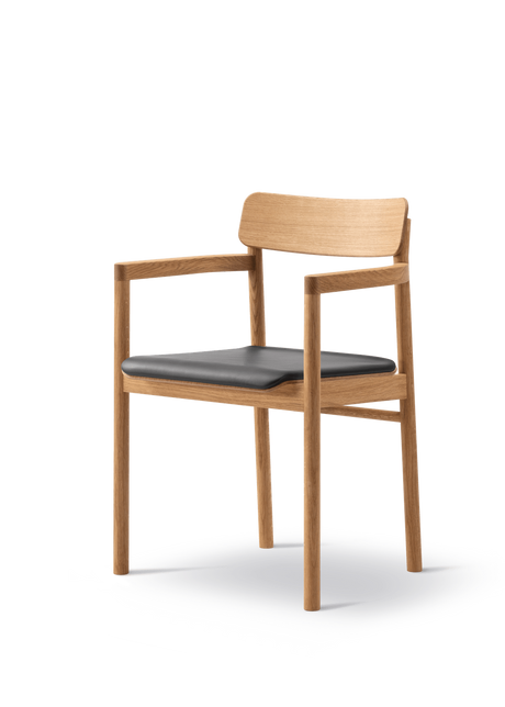 Post Esszimmerstuhl geölt Eiche, Sitz gepolstert omni 301 schwarz Leder von Fredericia Furniture - 1 - Jacobsen Plus