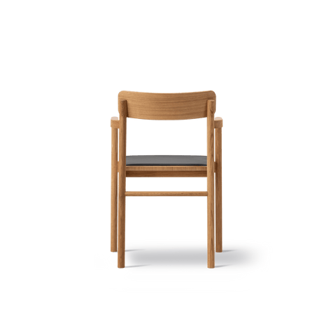 Post Esszimmerstuhl geölt Eiche, Sitz gepolstert omni 301 schwarz Leder von Fredericia Furniture - 4 - Jacobsen Plus