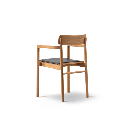 Post Esszimmerstuhl geölt Eiche, Sitz gepolstert omni 301 schwarz Leder von Fredericia Furniture - 3 - Jacobsen Plus