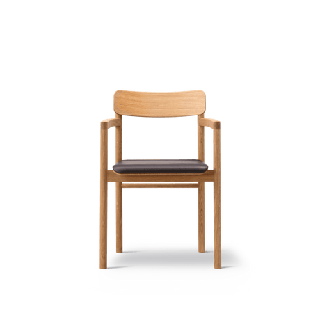 Post Esszimmerstuhl geölt Eiche, Sitz gepolstert Omni 377 dunkelbraunes Leder von Fredericia Furniture - 2 - Jacobsen Plus