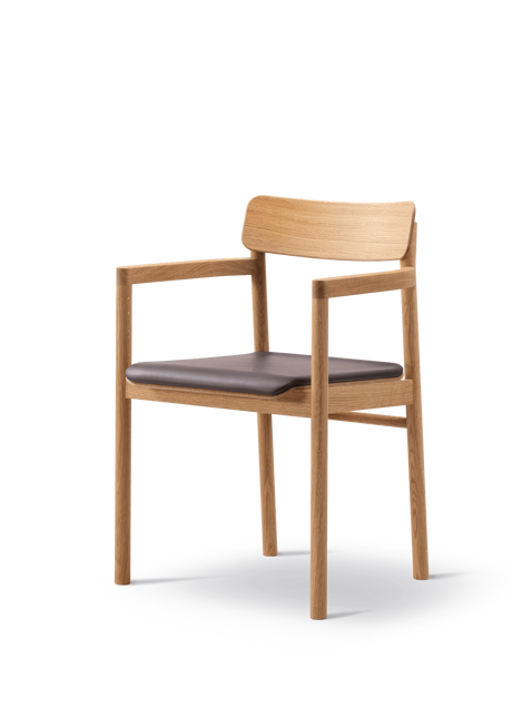 Post Esszimmerstuhl geölt Eiche, Sitz gepolstert Omni 377 dunkelbraunes Leder von Fredericia Furniture - 1 - Jacobsen Plus