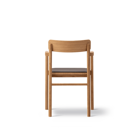 Post Esszimmerstuhl geölt Eiche, Sitz gepolstert Omni 377 dunkelbraunes Leder von Fredericia Furniture - 4 - Jacobsen Plus