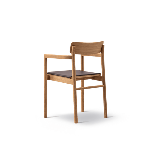 Post Esszimmerstuhl geölt Eiche, Sitz gepolstert Omni 377 dunkelbraunes Leder von Fredericia Furniture - 3 - Jacobsen Plus