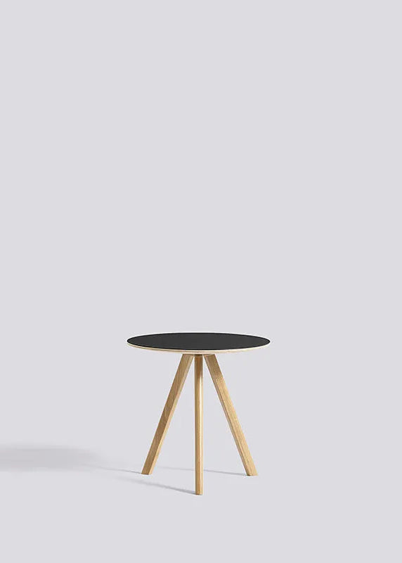 Copenhague CPH20 Sofabord, Ø50 cm fra Hay - Lakeret eg / Sort linoleum - Jacobsen Plus