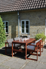 Bodil Kjær Gartenset in geöltem Teak mit 1 Gartentisch und 4 Gartenstühlen inkl. Kissen von Carl Hansen & Søn - 3 - Jacobsen Plus