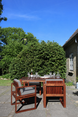 Bodil Kjær Gartenset in geöltem Teak mit 1 Gartentisch und 4 Gartenstühlen inkl. Kissen von Carl Hansen & Søn - 2 - Jacobsen Plus