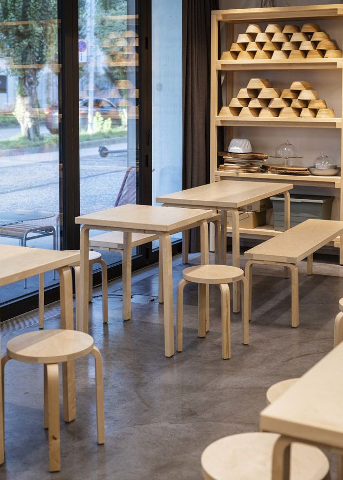Stool E60, honiggebeizte Birke von Artek - 2 - Jacobsen Plus
