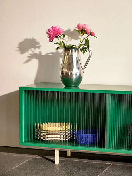 Colour Cabinet, medium mit Glastüren von HAY - Dunkle Minze / Mit Beinen ausgestattet - Jacobsen Plus