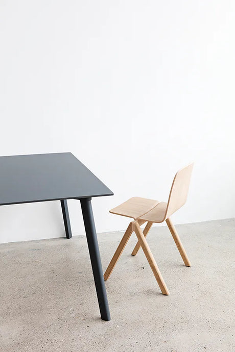 CPH Deux 210 Tisch von HAY - L75 x B75 x H73 cm / Tiefschwarzes Laminat / Unbehandelte Buche - Jacobsen Plus