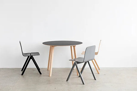 CPH Deux 220 Tisch von HAY - Ø 75 x H73 cm / Tiefschwarzes Laminat / Unbehandelte Buche - Jacobsen Plus