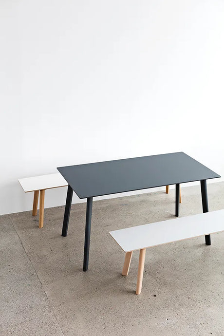 CPH Deux 215 Bank fra HAY - L75 x B35 x H45 cm / Tiefschwarzes Laminat / Unbehandelte Buche - Jacobsen Plus