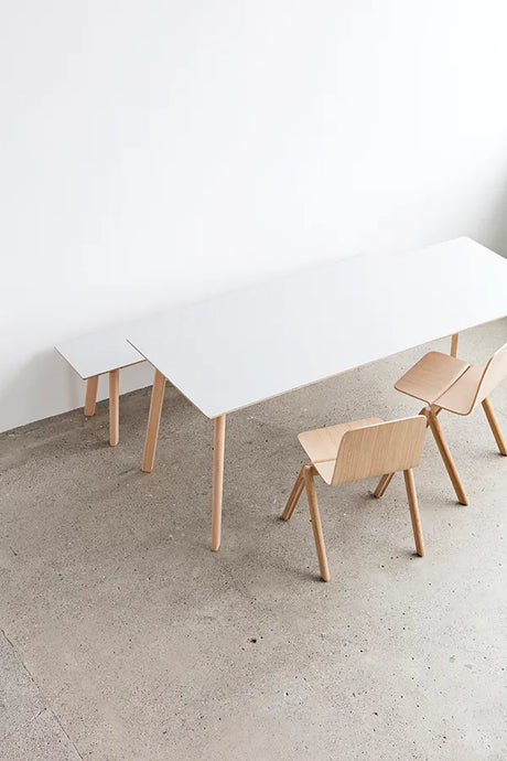 CPH Deux 210 Tisch von HAY - L75 x B75 x H73 cm / Tiefschwarzes Laminat / Unbehandelte Buche - Jacobsen Plus