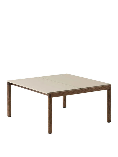 Couple Couchtisch, 80 x 84 cm von Muuto - Sand - Dunkel geölte Eiche / Plain - Jacobsen Plus