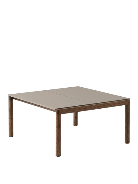 Couple Couchtisch, 80 x 84 cm von Muuto - Taupe - Dunkel geölte Eiche / Plain - Jacobsen Plus