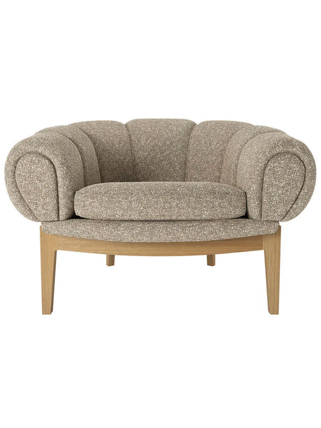 Croissant Lounge Chair, Stoff von GUBI - Preisklasse 1 / Massives geöltes Eichenholz - Jacobsen Plus