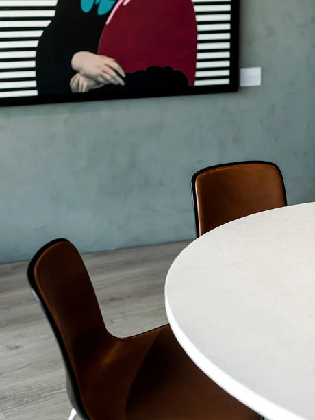 PK8 Stuhl von Poul Kjærholm - Schwarz geformter Kunststoff / Aura Leder / Cognac - Jacobsen Plus