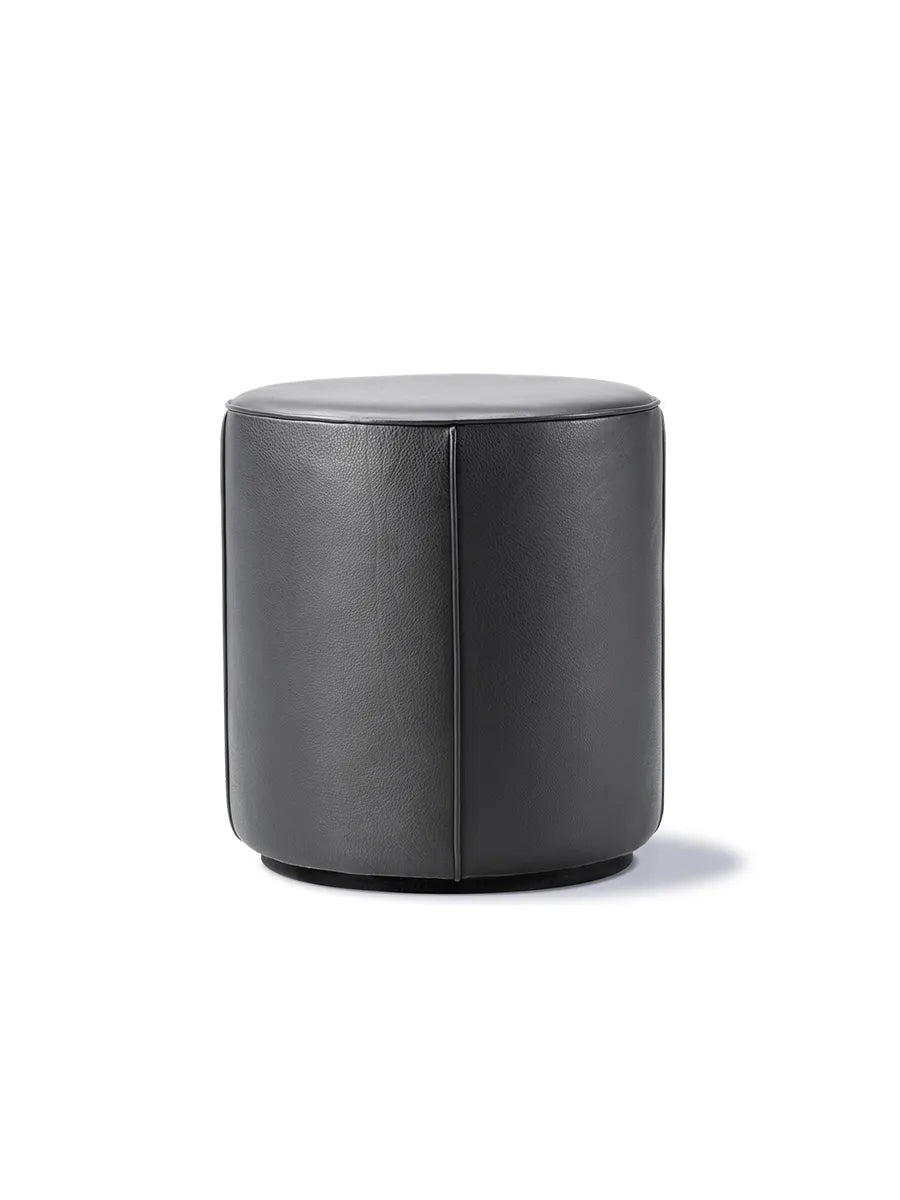 Mono Pouf Ø39 von Fredericia Furniture - Leather Omni Black 301 - Jacobsen Plus