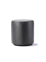 Mono Pouf Ø39 von Fredericia Furniture - Leather Omni Black 301 - Jacobsen Plus