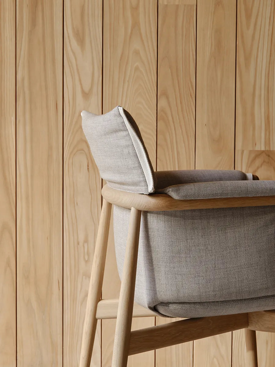 E005 Embrace Chair af EOOS - 2 - Jacobsen Plus