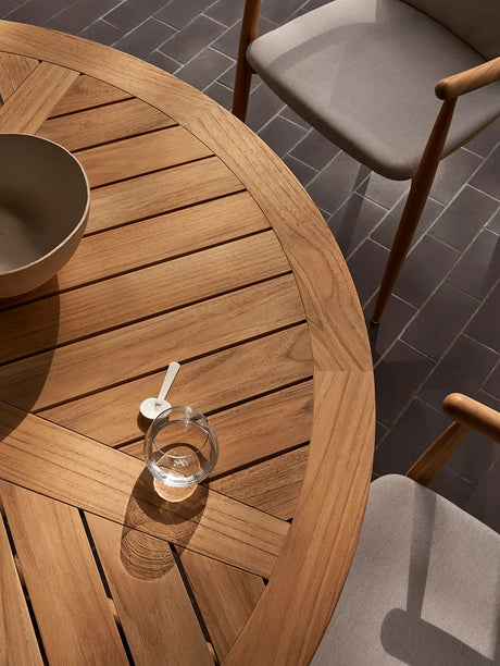 E022 Embrace Gartentisch, Ø110 von Carl Hansen & Søn - 4 - Jacobsen Plus
