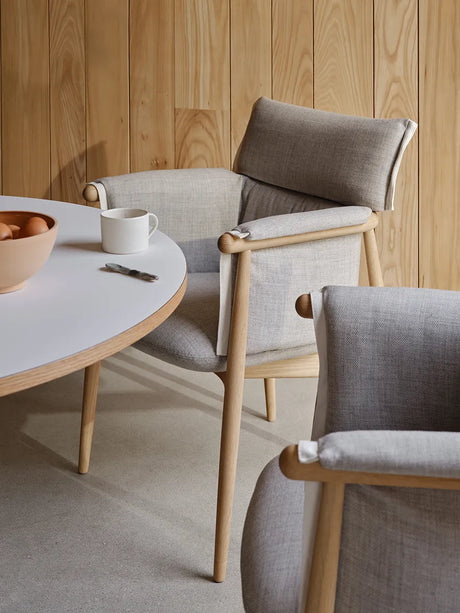 E005 Embrace Chair von EOOS - Eiche-Stofgruppe 1 / Seife - Jacobsen Plus