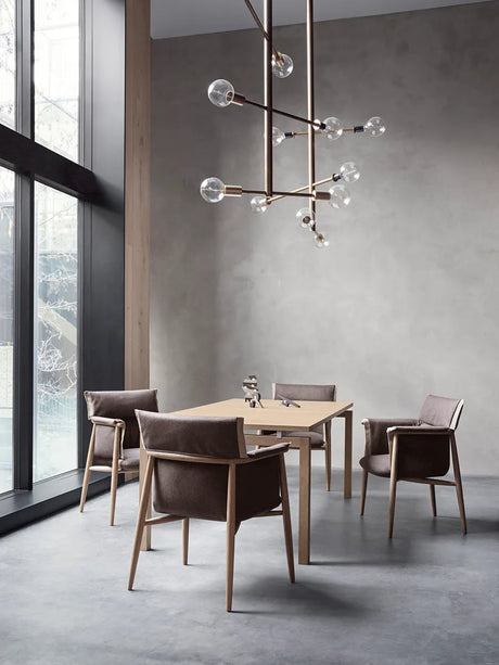 E005 Embrace Chair von EOOS - Eiche-Stofgruppe 1 / Seife - Jacobsen Plus