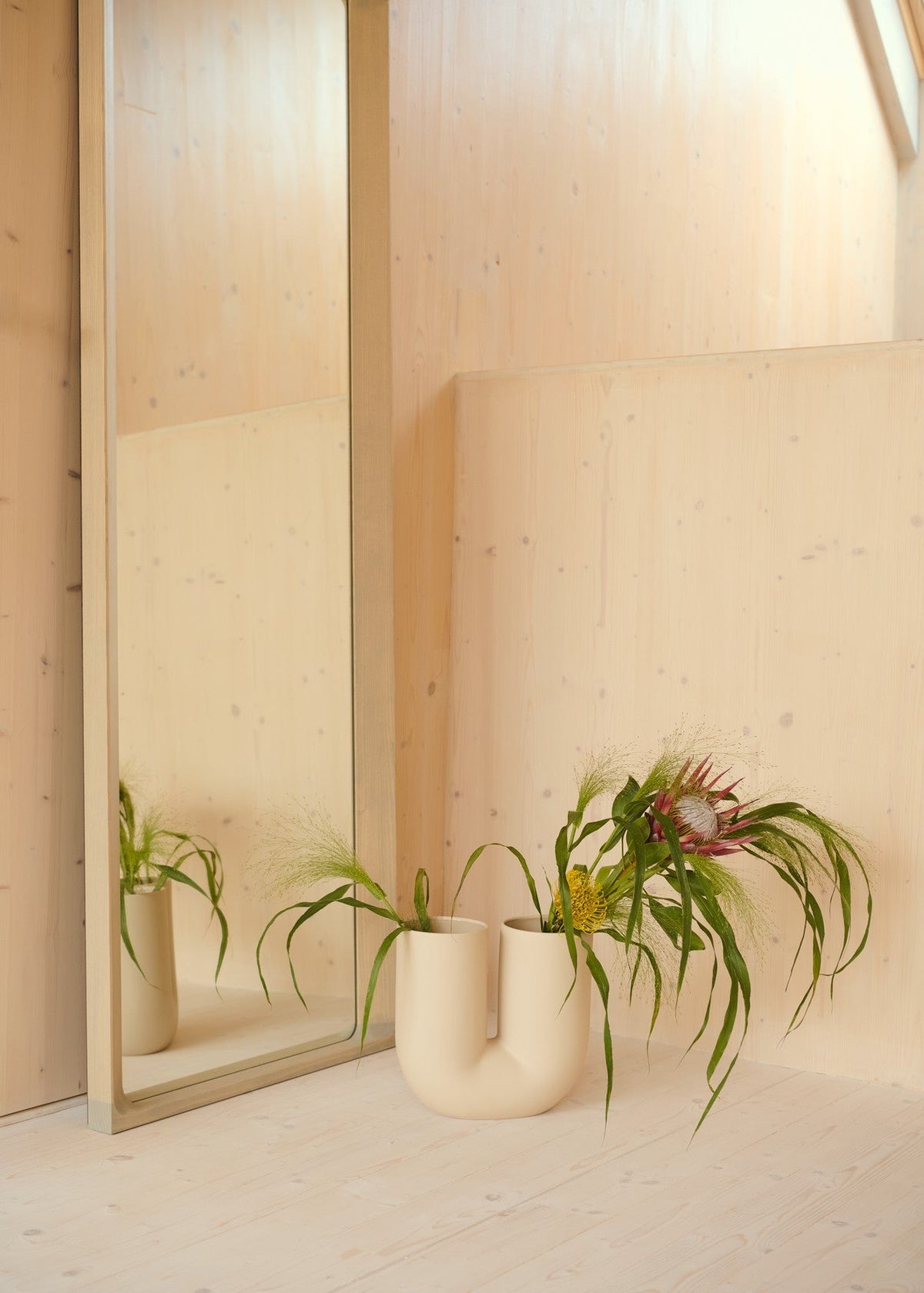 Kink Vase H 39 cm, Sand von Muuto - 2 - Jacobsen Plus