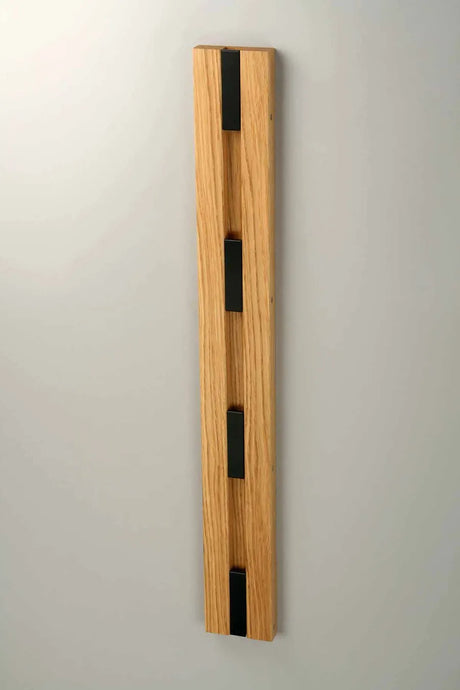Vertikale KNAX Garderobenleiste von LoCa - Eiche geölt / Schwarze Haken - Jacobsen Plus