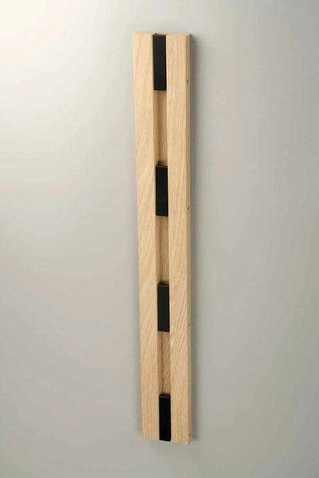Vertikale KNAX Garderobenleiste von LoCa - Eiche geseift / Schwarze Haken - Jacobsen Plus