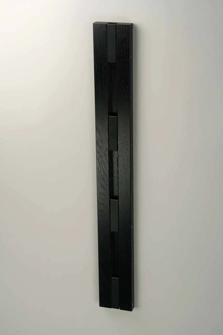 Vertikale KNAX Garderobenleiste von LoCa - Eg schwarz gebeizt / Schwarze Haken - Jacobsen Plus