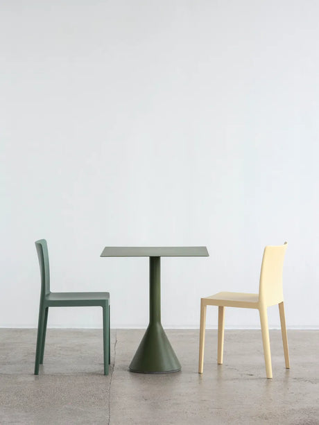 Palissade Cone Tisch von HAY - L: 65 x B: 65 x H: 74 cm / Anthrazit - Jacobsen Plus