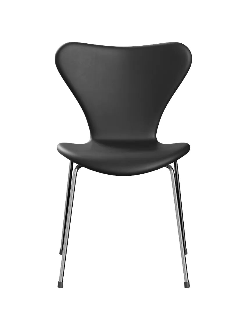 3107 Stuhl, vollgepolstert Essential Leder Schwarz / Chrom Gestell von Arne Jacobsen