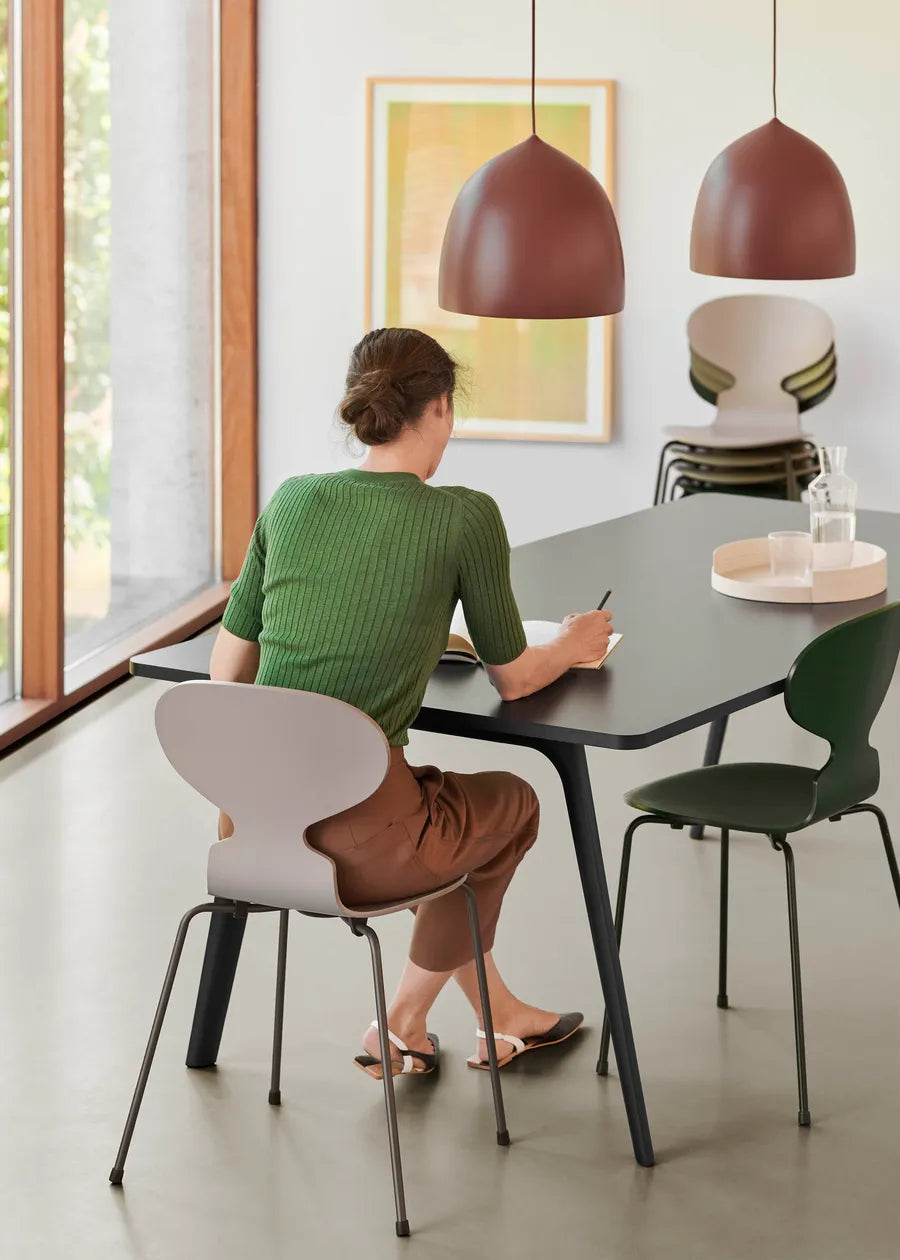 3101 Myren Stol i farvet ask af Arne Jacobsen