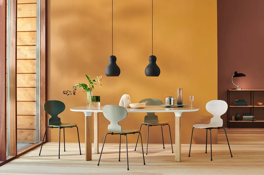3101 Myren Stol i farvet ask af Arne Jacobsen