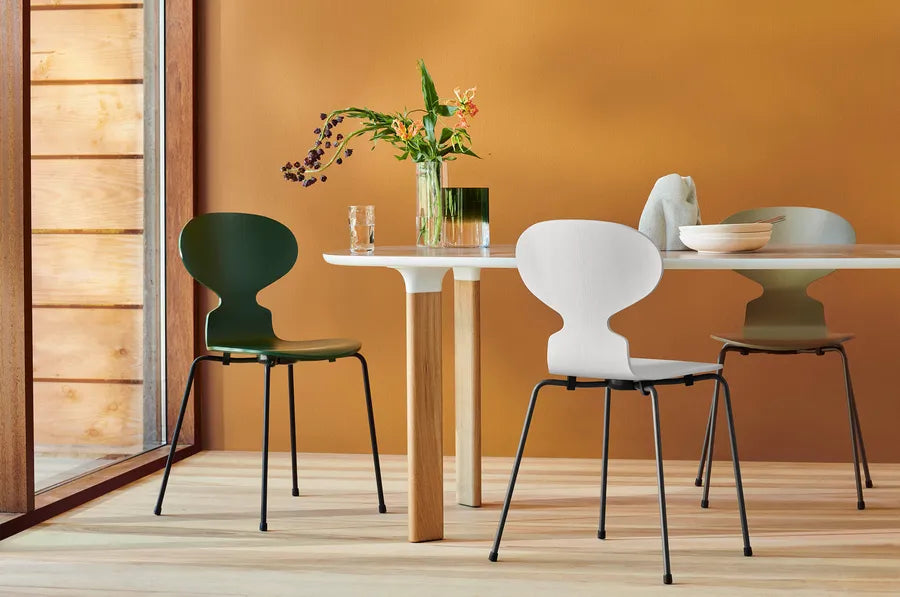 3101 Myren Stol i farvet ask af Arne Jacobsen