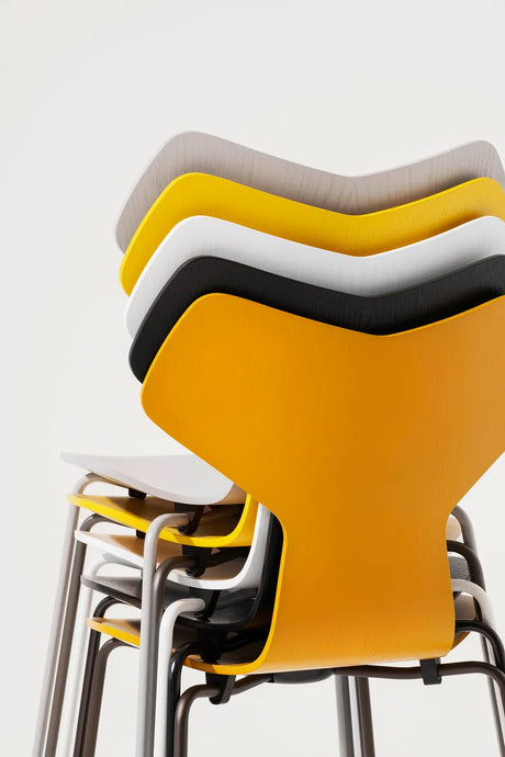 3130 Grand Prix™ Stuhl in farbiger Esche von Arne Jacobsen - 2 - Jacobsen Plus