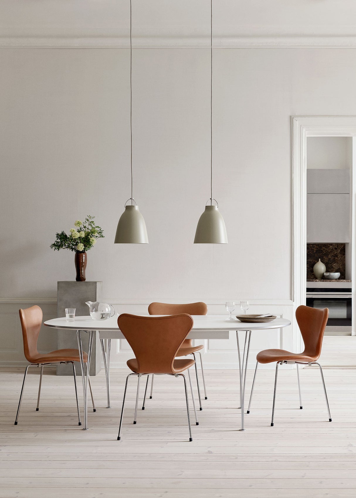 Fritz Hansen - 3107 stol, fuldpolstret i Grace læder - 1 - Jacobsen Plus