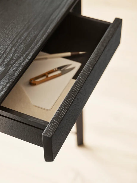 FH3605™ Schreibtisch m. Schublade von Arne Jacobsen - Schwarz Esche - schwarzes Gestell - Jacobsen Plus