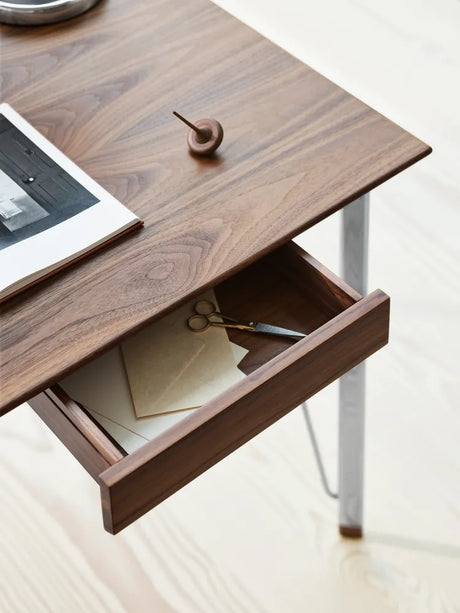 FH3605™ Schreibtisch m. Schublade von Arne Jacobsen - 1 - Jacobsen Plus