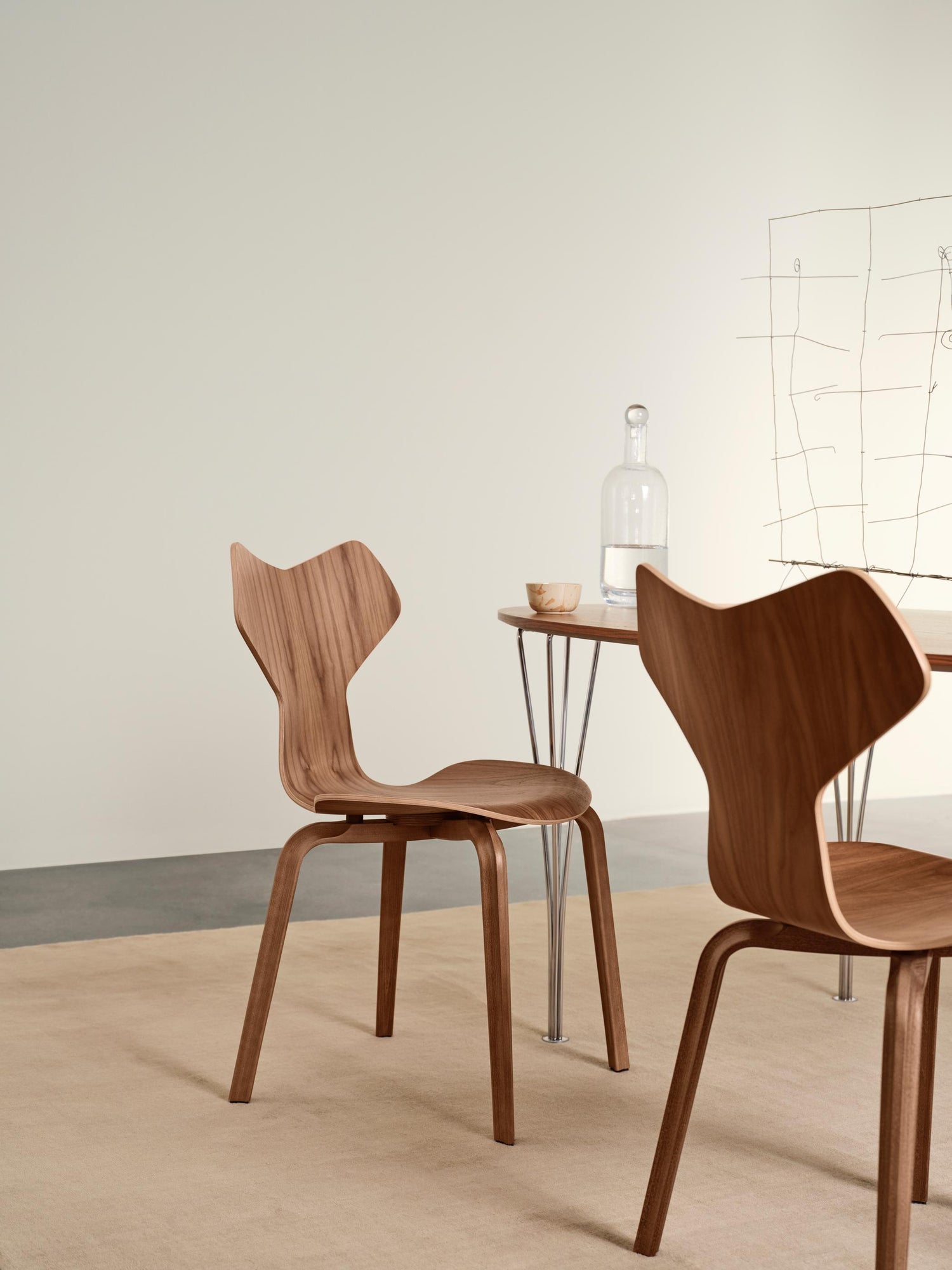 4130 Grand Prix mit Holzbeinen von Arne Jacobsen