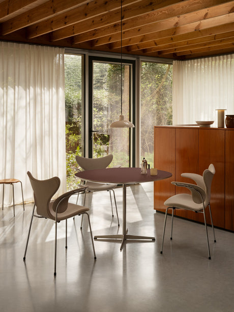 3208 Liljen mit Armlehnen von Arne Jacobsen - Essential Leder / Schwarz - Jacobsen Plus