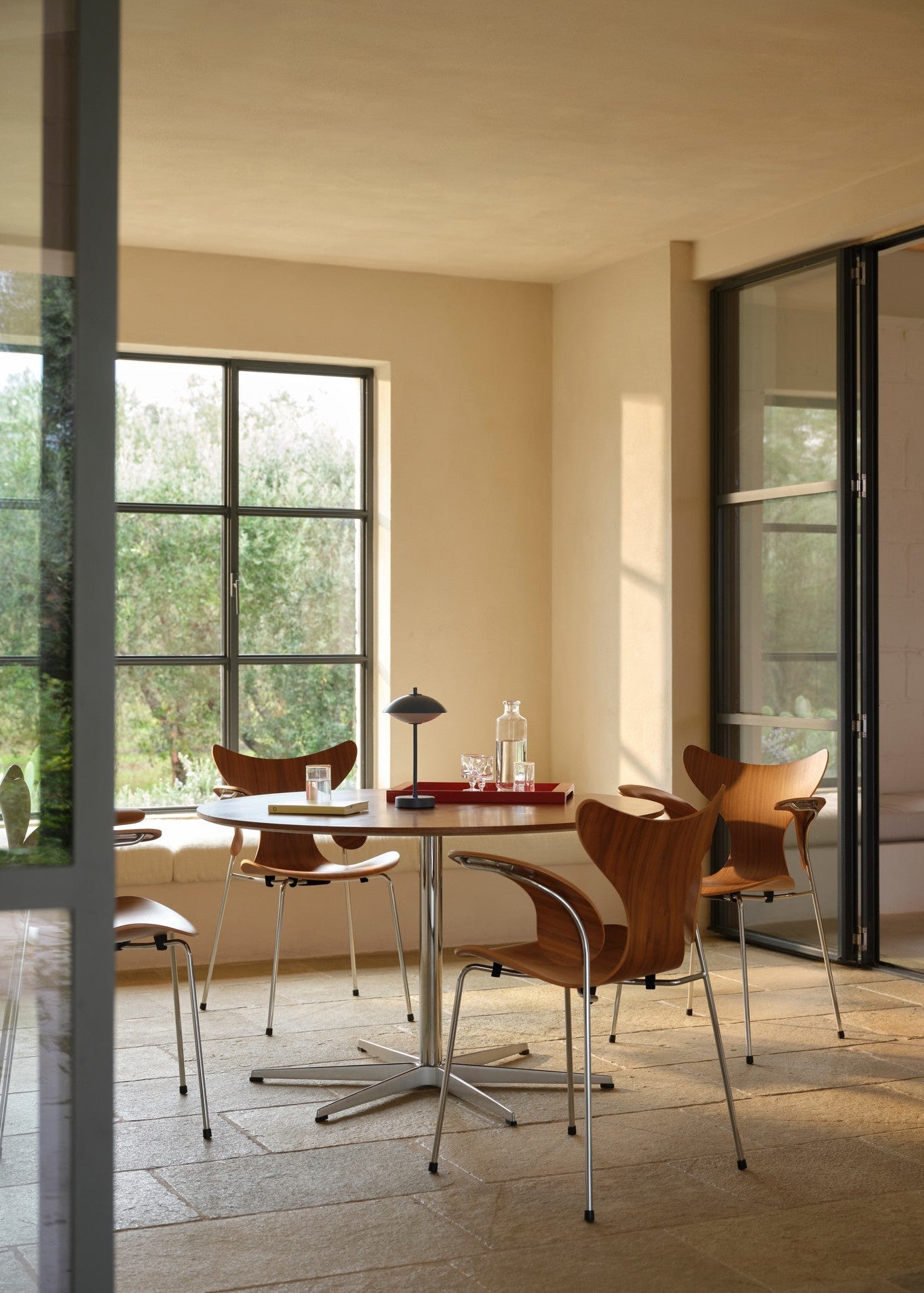 3208 Liljen Armstuhl in Walnuss von Arne Jacobsen