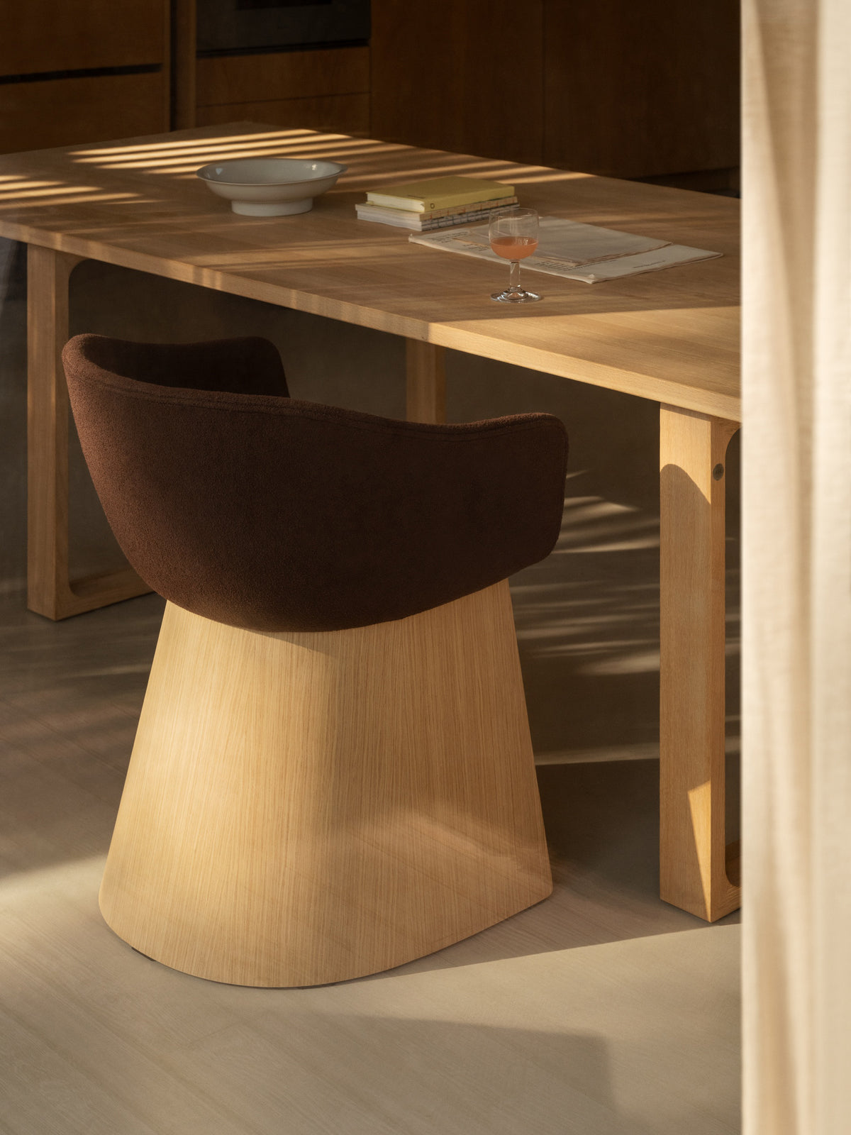 Fritz Hansen - Monolit spisebordsstol m. lave armlæn og finér base